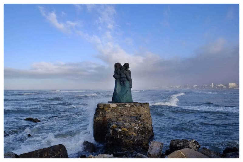 Monumento L'Attesa sulla spiaggia