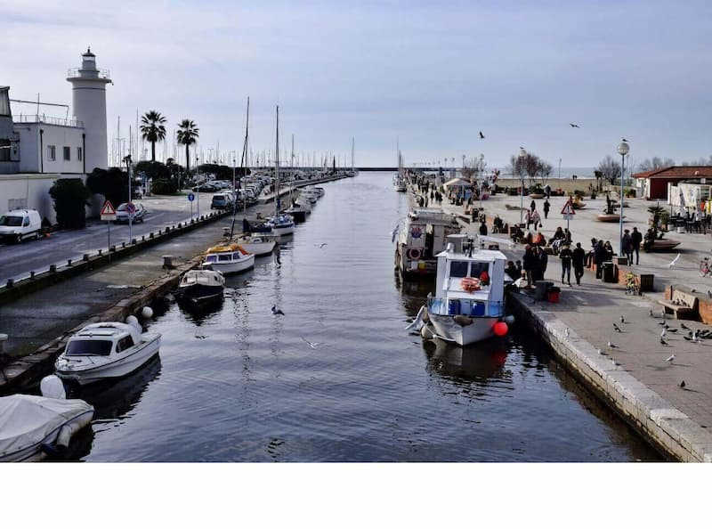 Canale del porto con pescherecci