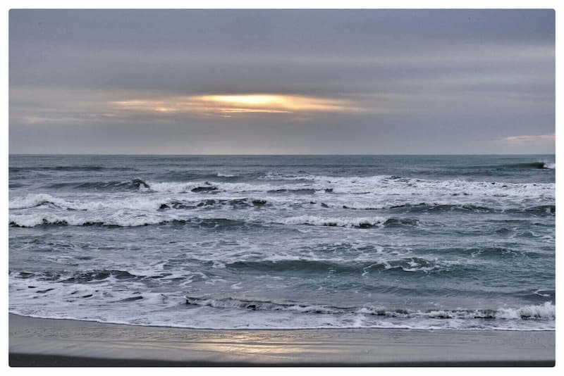 Mare d'inverno con onde