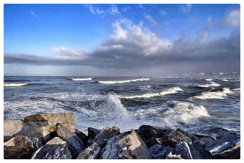 Vista del mare dagli scogli